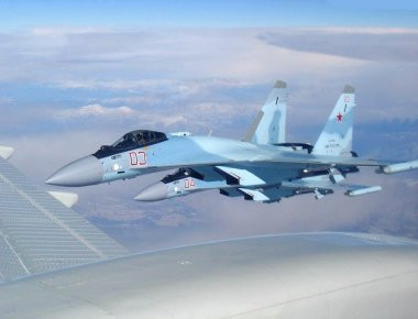 Βίντεο: Su-30SM συνοδεύουν το αεροσκάφος του Β.Πούτιν πάνω από τη Συρία